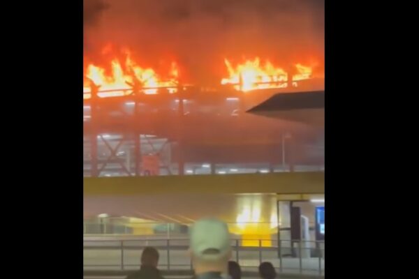 S-au anulat zborurile Cluj – Londra, din cauza unui incendiu pe aeroportul din Luton
