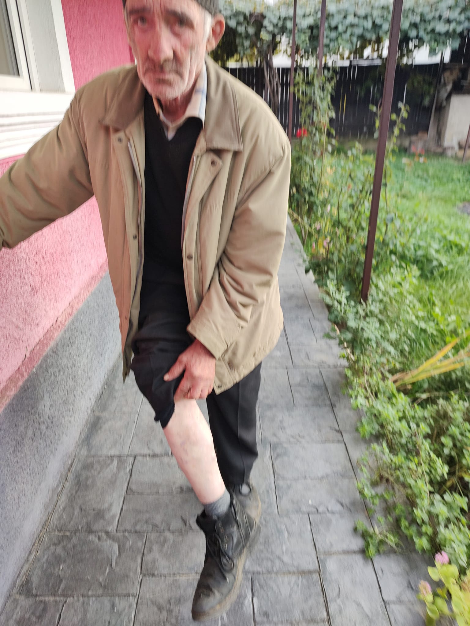 Clopotarul Ioan Grivase luat la bătaie de tinerii din Nepos.