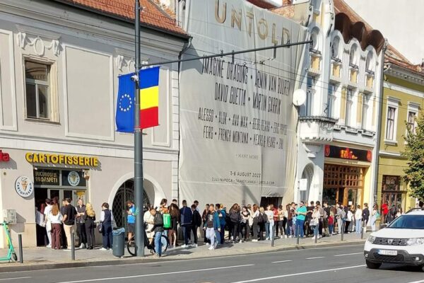 IMAGINEA ZILEI. Studenții au luat cu asalt Clujul și au făcut o coadă uriașă la cartofi prăjiți – FOTO