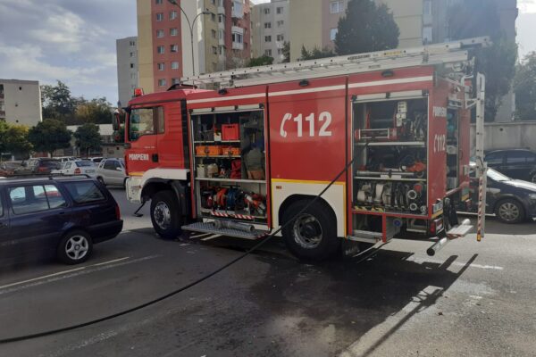 PANICĂ într-un bloc din Mănăștur. Un incendiu a izbucnit în subsolul tehnic. Pompierii au intervenit