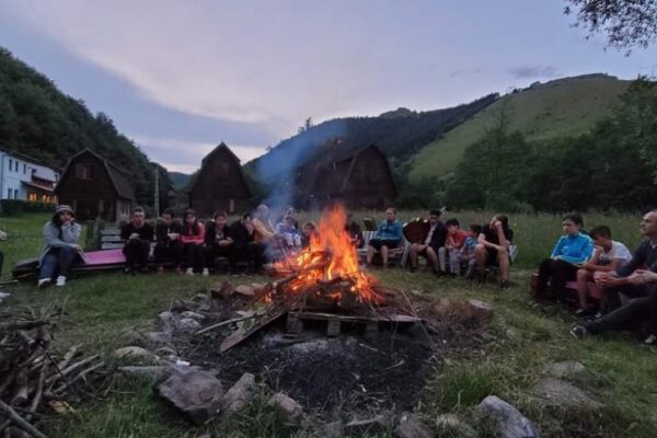 Elevii clujeni cu deficienți de vedere iau parte la o tabără de sporturi montane în Băișoara