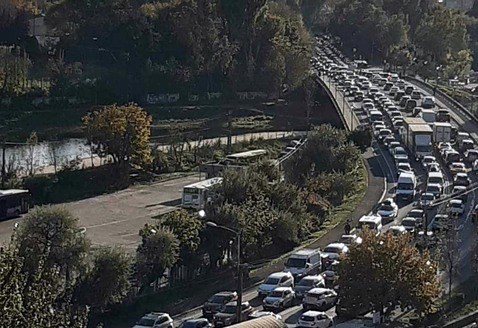 Traficul în zona cartierului Grigorescu, Cluj, marți dimineața.