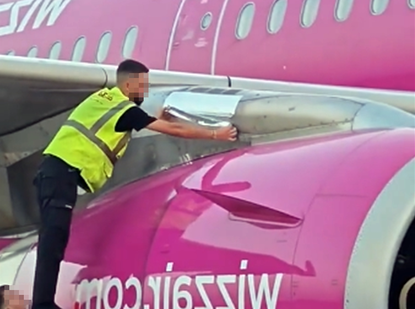 Avion Wizz Air reparat cu bandă adezivă.