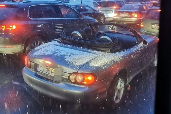 Aroganță la Cluj. Când ai decapotabilă toată lumea e a ta