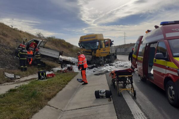 Accident pe Autostrada Transilvania. Unul dintre șoferi a rămas încarcerat