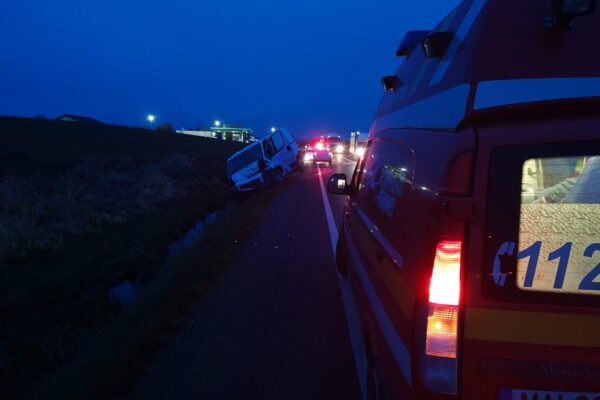ACCIDENT la ieșire din Huedin între o mașină și o dubiță. Patru victime au fost consultate de medici
