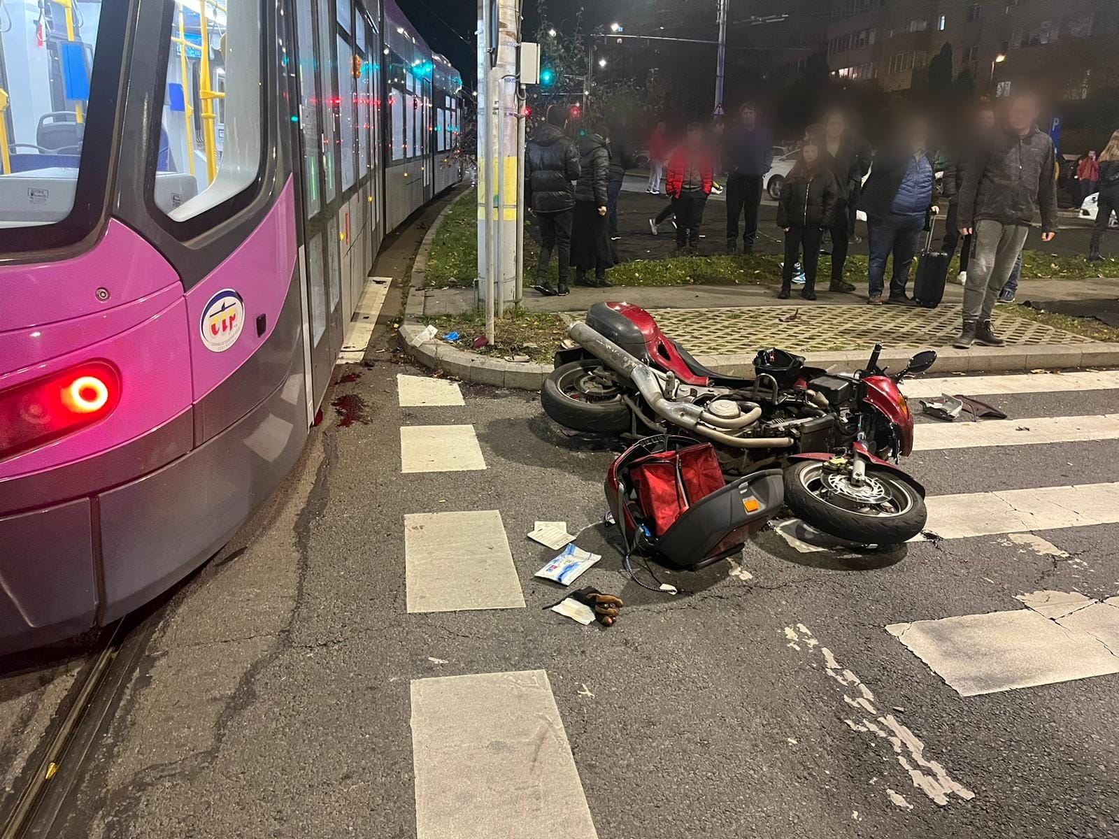 A intrat cu motocicleta in tramvai