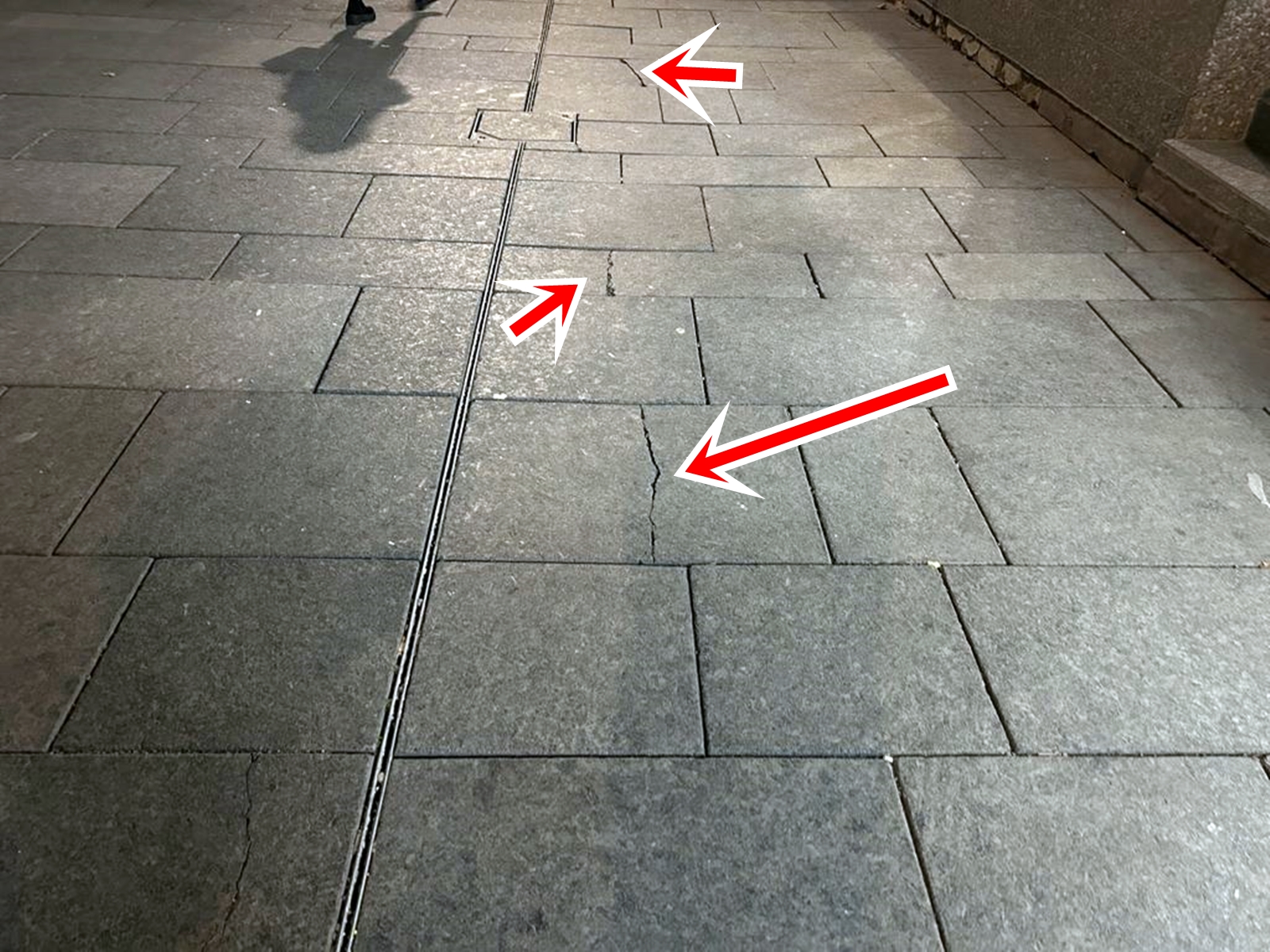 Zeci de dale de granit sunt deja crăpate