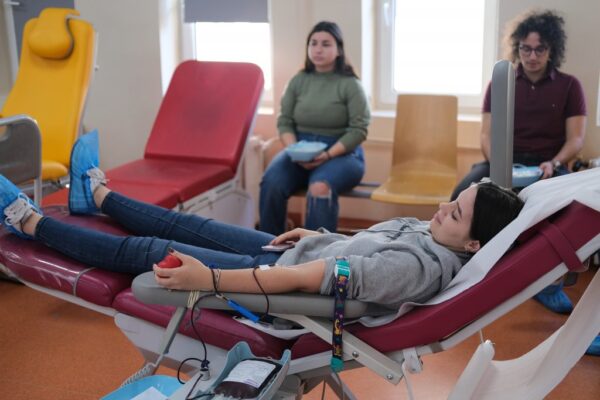 Succes notabil pentru campania de donare de sânge a UBB Cluj. 720 de persoane au venit să doneze