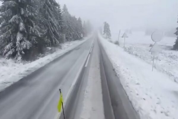 ATENȚIE! Se circulă în condiții de iarnă pe mai multe drumuri din România