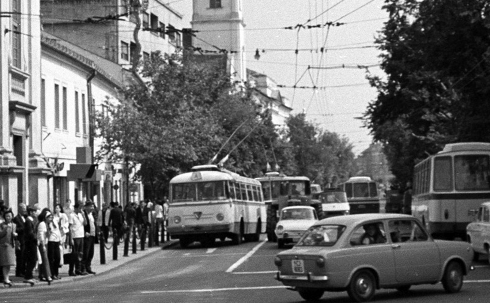 primul troleibuz care a circulat la cluj acum 64 de ani