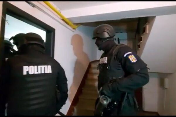 Percheziții la un traficant de droguri