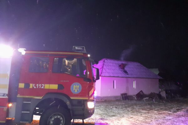 INCENDIU într-un apartament din Aghireșu-Fabrici. Femeie de 70 ani transportată la spital
