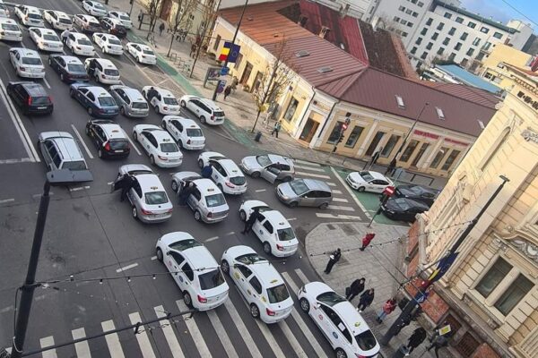 Taximetriștii clujeni au blocat centrul Clujului și au stârnit revolta celorlalți șoferi