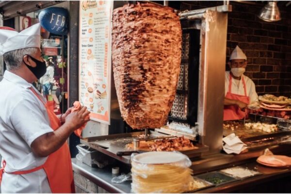 Ce se întâmplă cu shaormă rămasă la finalul unei zile într-un fast-food. Un fost angajat a dezvăluit totul