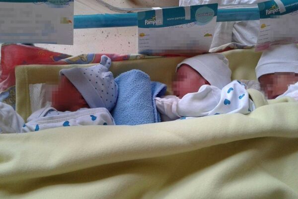 Tripleți abandonați la maternitate