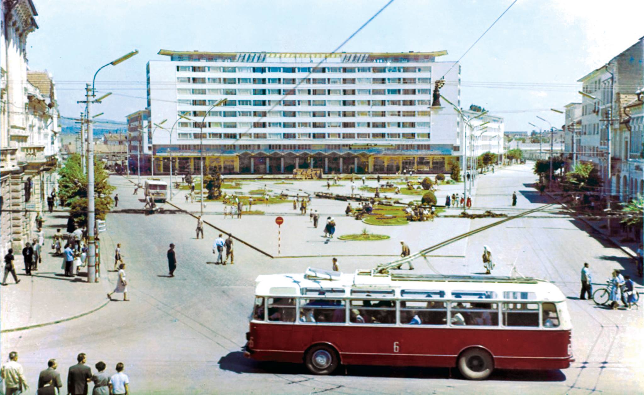 troleibuz în anii 1960, prin Piața Mihai Viteazu