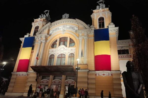Poftim, cultură! Două femei au mâncat shaorma în timpul unui spectacol la Teatrul Național Cluj