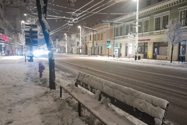 Drumuri lăsate la voia gheții și a zăpezii în județul Cluj. Alertele meteo ignorate, șoferii puși în pericol