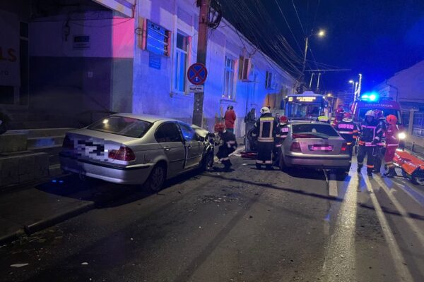 ACCIDENT GRAV cu două mașini pe strada Paris. O femeie a ajuns la spital