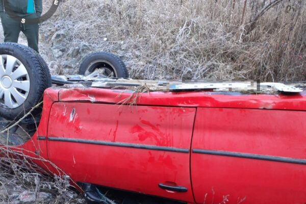 ACCIDENT la Băișoara. O mașină s-a răsturnat pe plafon, iar două femei au fost consultate de echipajele medicale