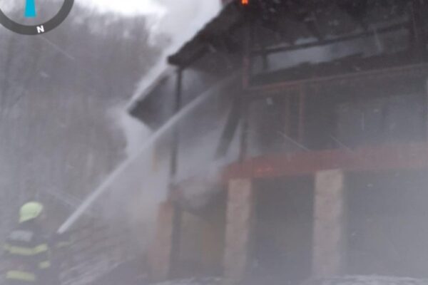 A luat foc o cabană în zona de munte a Clujului, în prag de Crăciun. Trei ore de luptă cu flăcările