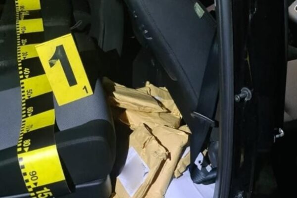 Bărbat prins de polițiști după ce a furat bani din mai multe conturi și își cumpăra telefoane