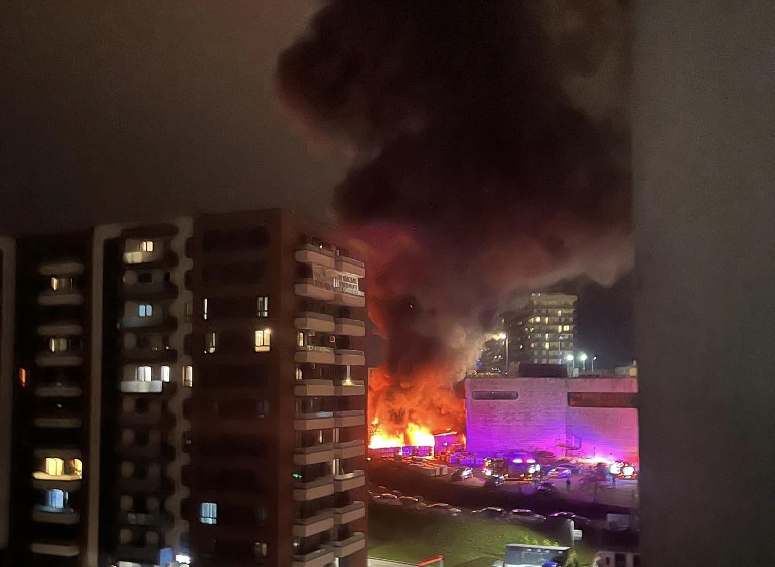 Incendiul a distrus depozitul Auchan și o parte din fatada Iuius Mall.