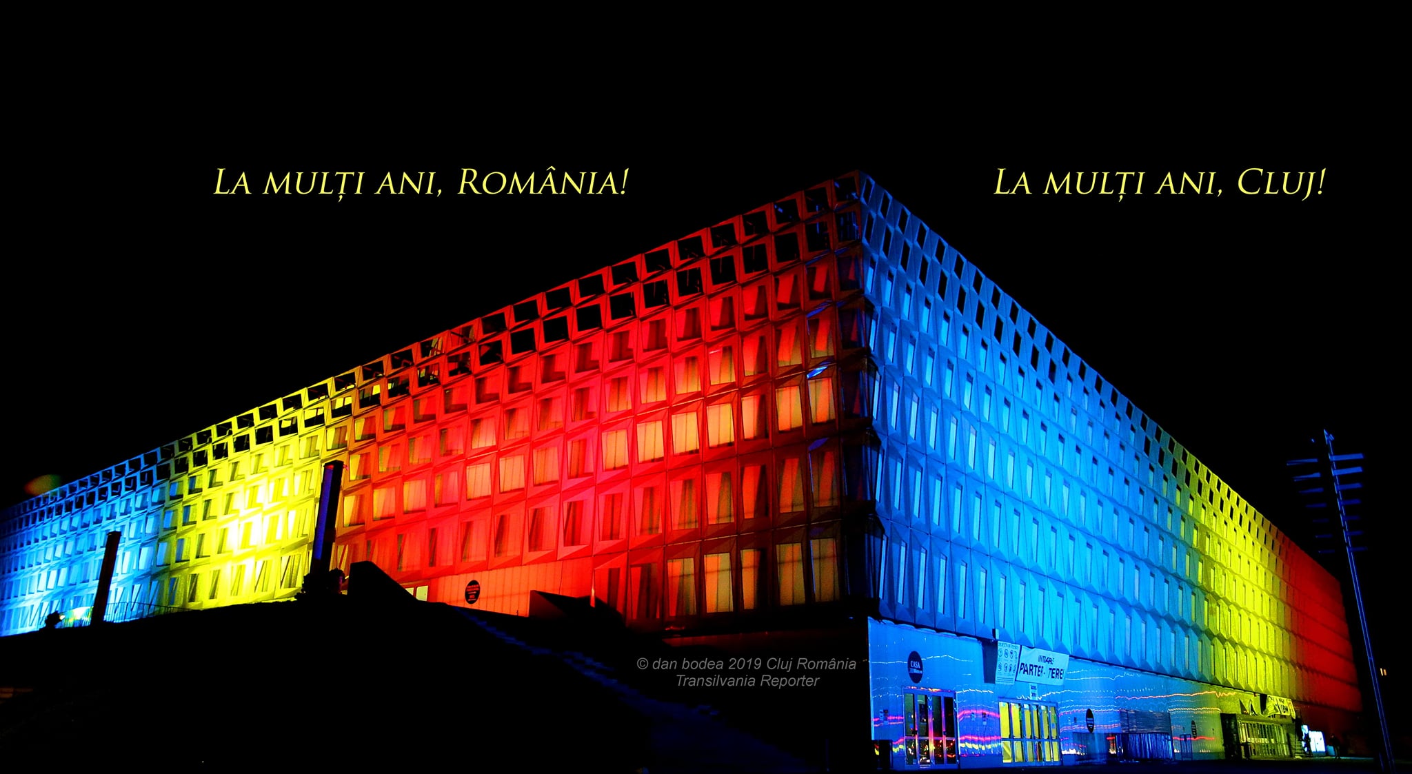 Sala Polivalenta din Cluj luminată în culorile drapelului național