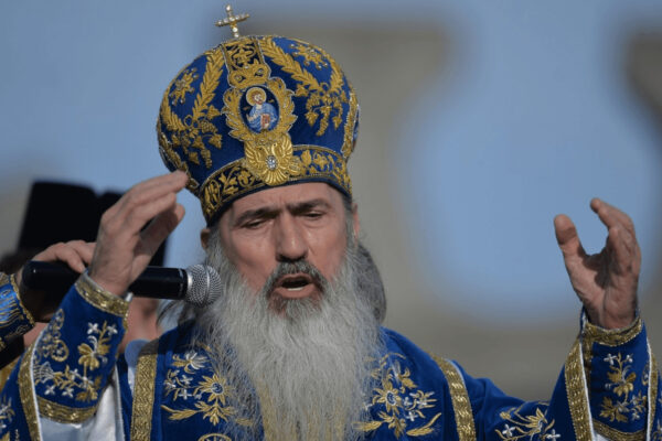 Arhiepiscop al Bisericii Ortodoxe Române pus sub acuzare pentru corupție