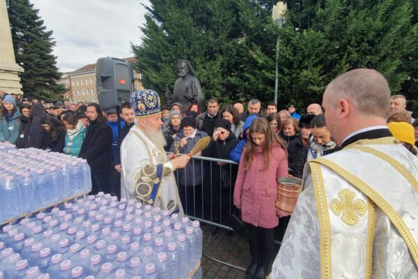 BOBOTEAZA 2024: Mii de clujeni au venit să ia apă sfințită de la Catedrala Mitropolitană