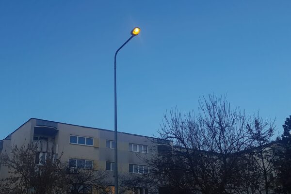 Iluminatul public în Grigorescu uitat aprins pe timpul zilei