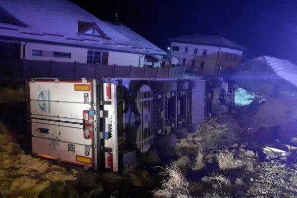 Autotren răsturnat la Huedin