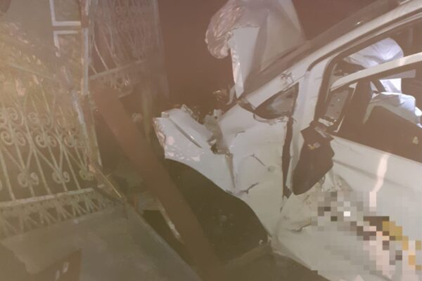 ACCIDENT la Fizeșu Gherlii. O mașină s-a oprit în gardul unei case