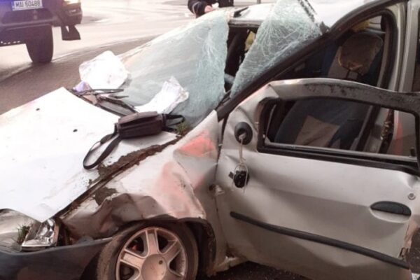 ACCIDENT în dimineața zilei de Anul Nou la Gherla. Bărbat rămas încarcerat în mașină, extras de pompieri