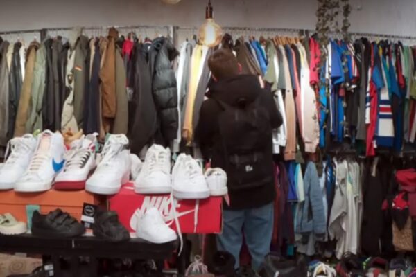 Târg de haine second hand la Cluj. Produsele s-au vândut ca pâinea caldă
