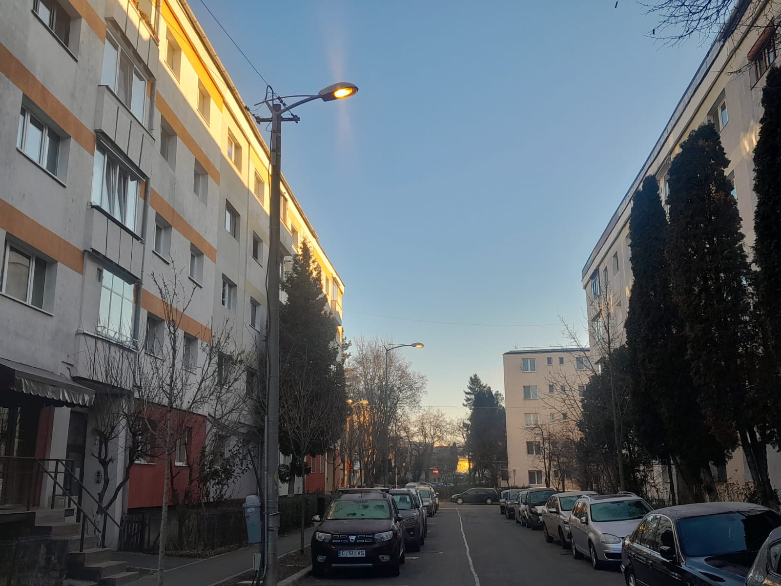 Iluminatul public în Grigorescu uitat aprins pe timpul zilei