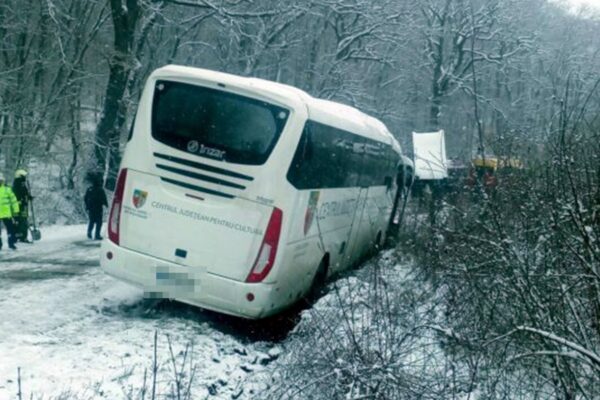 Remorca unui autocar a ajuns în șanț. Drumul nu este deszăpezit