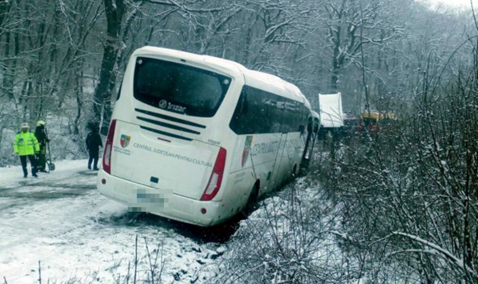 Remorca unui autocar a ajuns în șanț