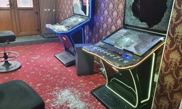 A distrus o sală de jocuri după ce și-a pierdut toți banii la „păcănele”