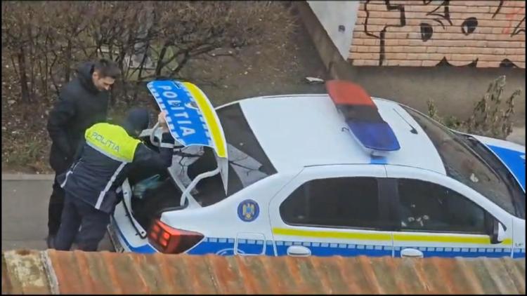 Polițistii cu petardele în portbagaj