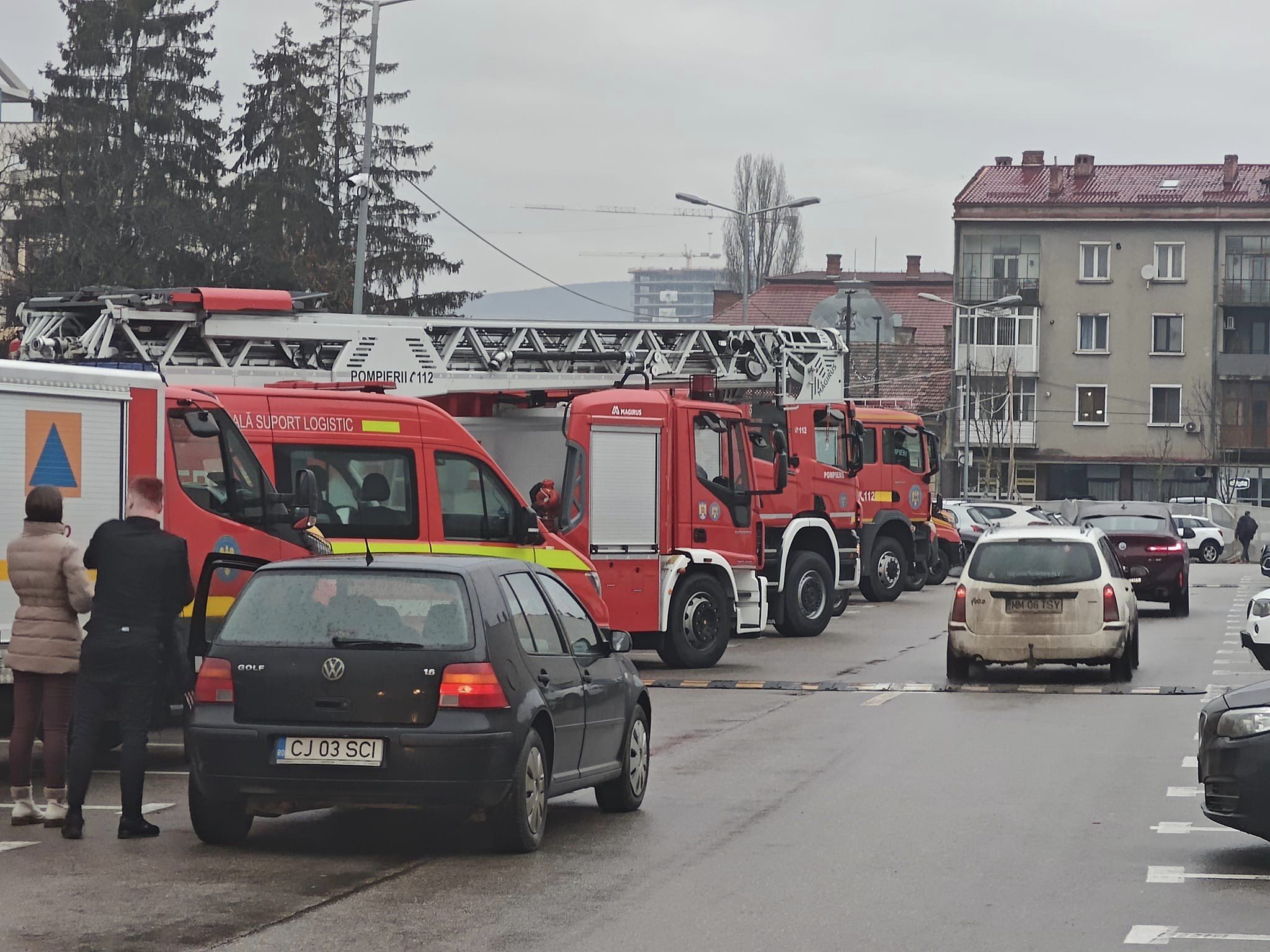 Pompierii și-au parcat autospecialele în parcarea publică