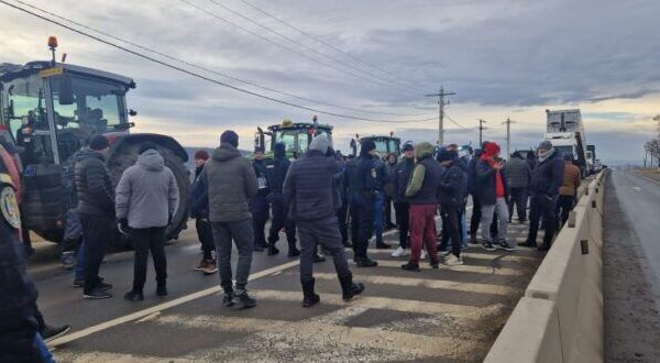 Scutierii Jandarmeriei au blocat drumul în fața protestatarilor la Sânpaul