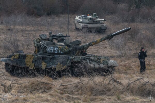 Armata română este nepregătită de război. A scos la un exercițiu tancuri de acum 60 de ani