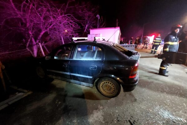 ACCIDENT pe Calea Turzii. O mașină a intrat într-un transformator