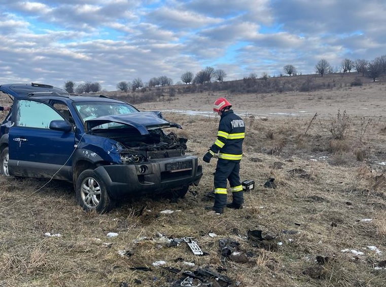 ACCIDENT lângă Aghireșu. O mașină s-a făcut praf și a ajuns pe câmp
