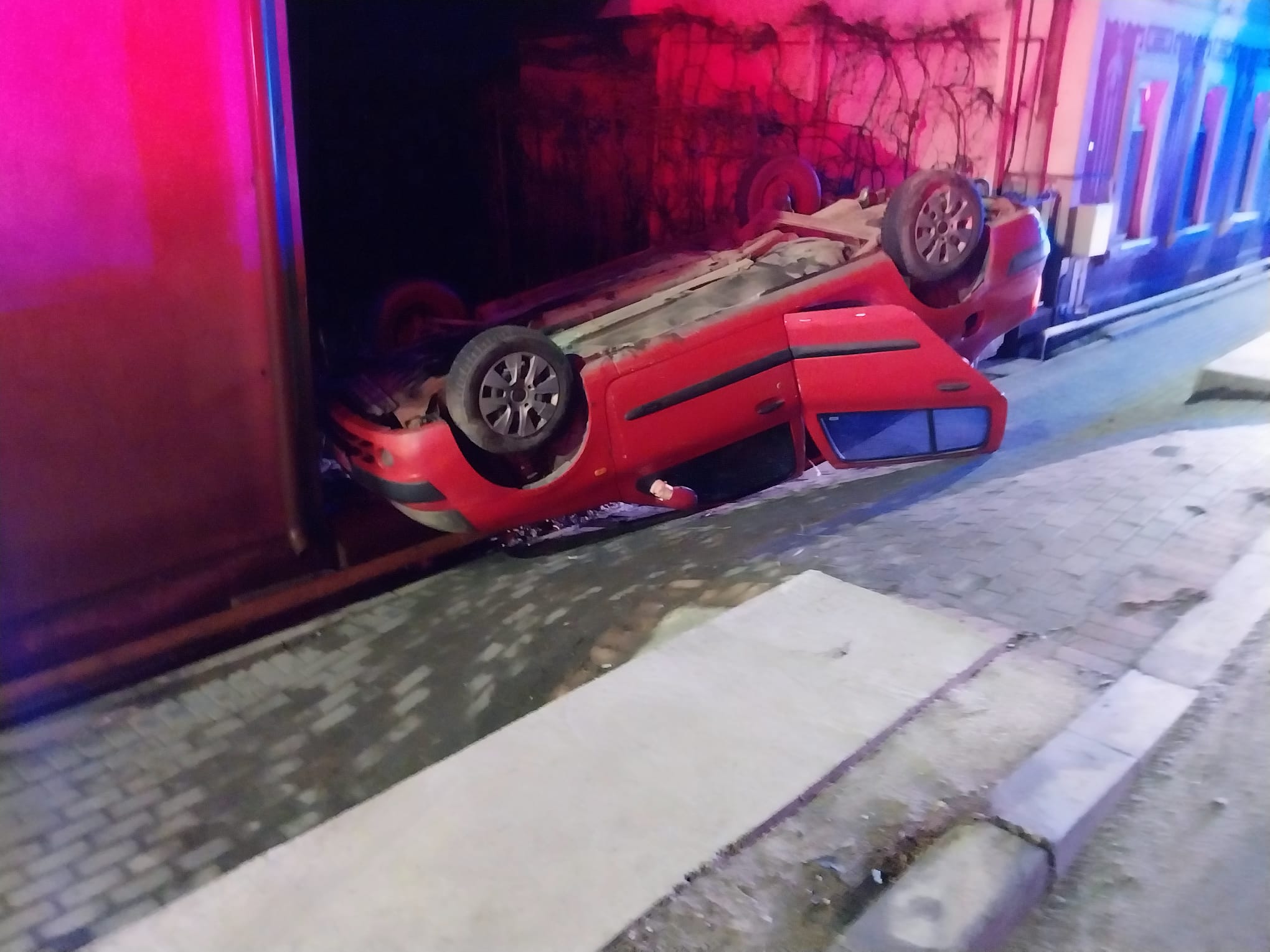 Autoturism răsturnat pe plafon în Dej