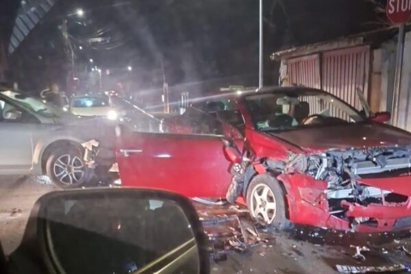 ACCIDENT în Florești cu două mașini implicate