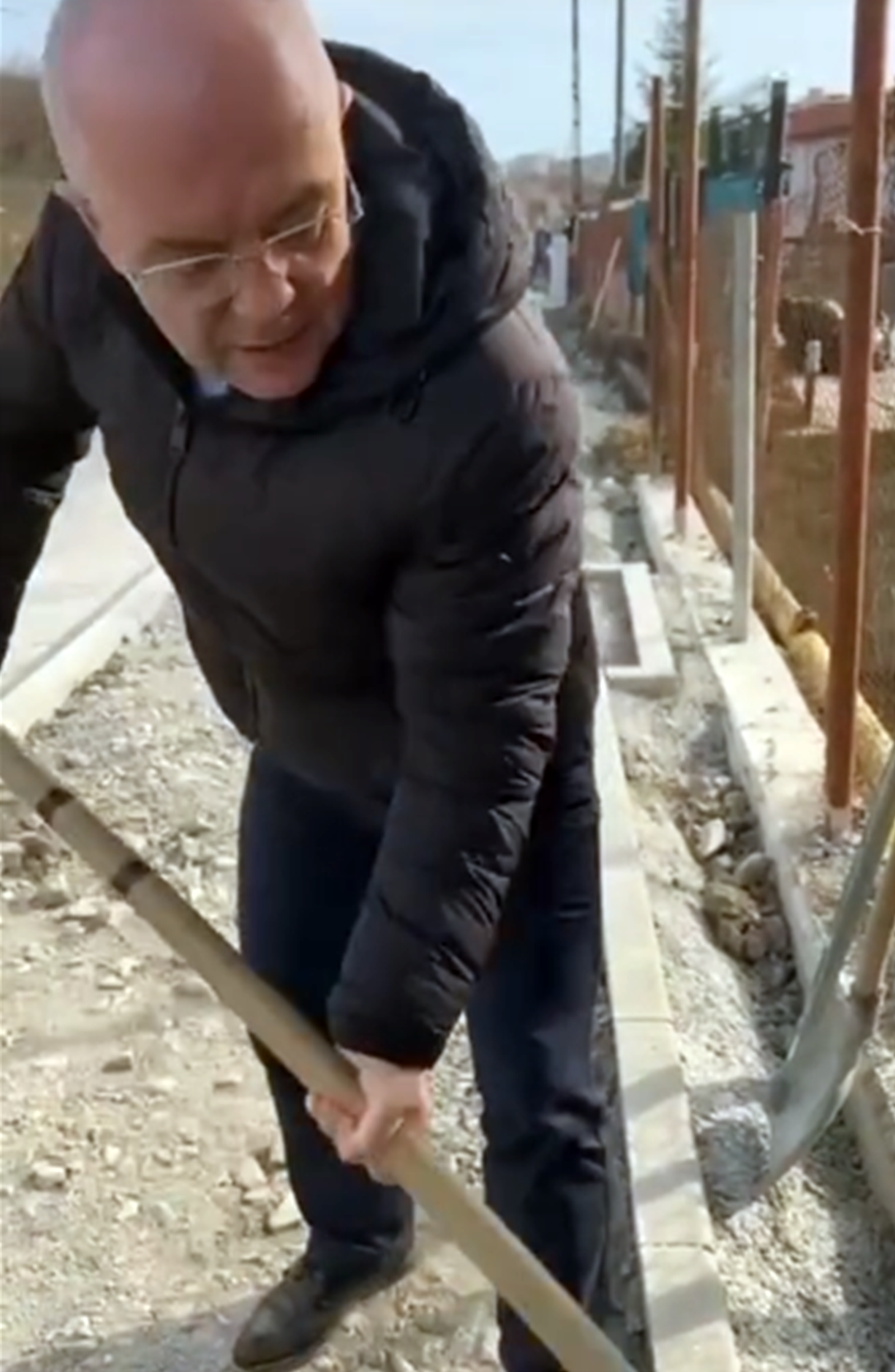 Întâiul cosaș al țării a pus mâna pe lopată