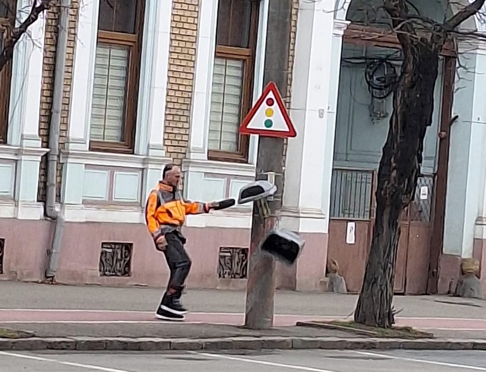 A distrus toate coșurile de gunoi